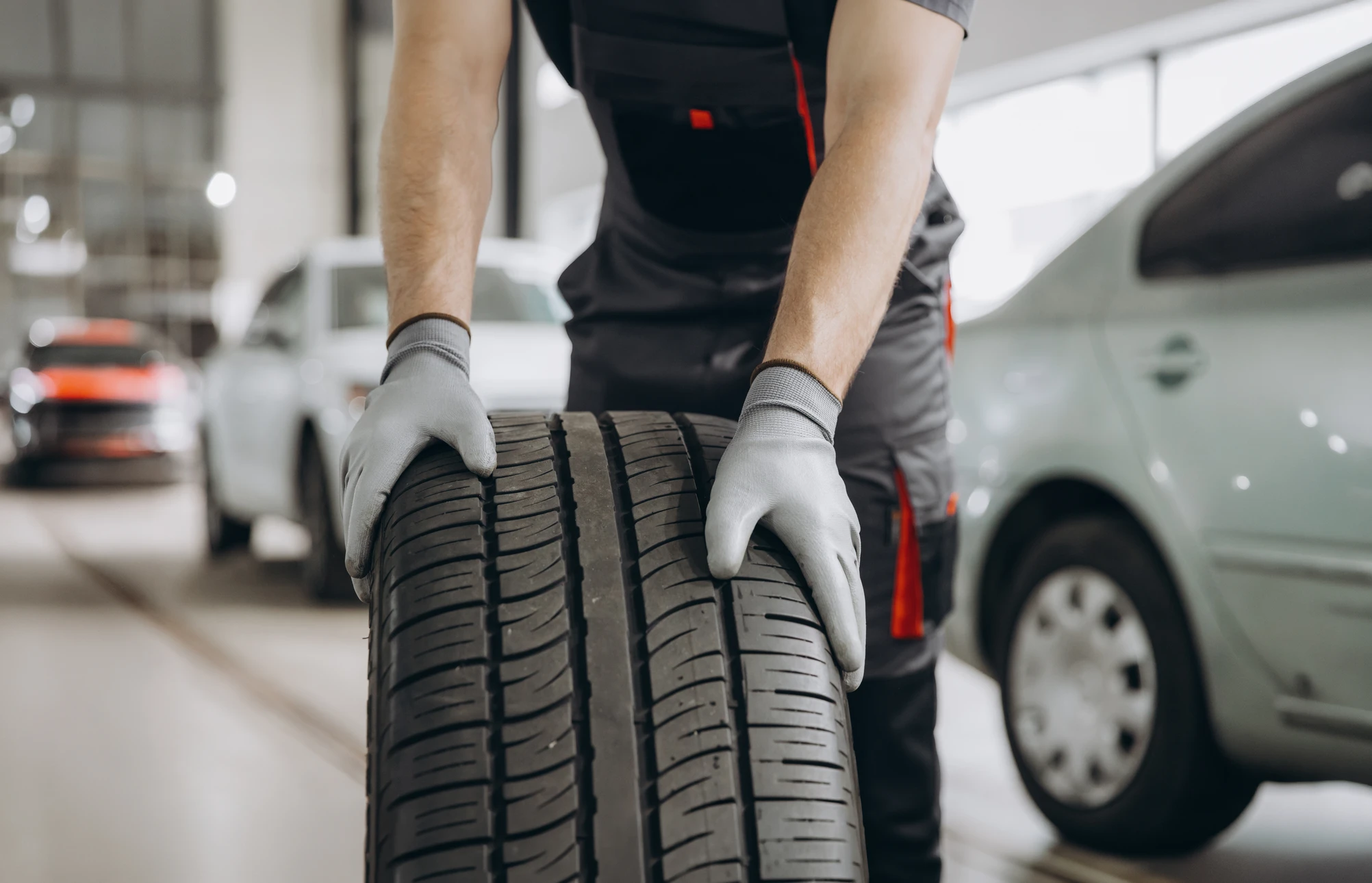 Cycliste en position aérodynamique sur vélo de contre-la-montre, roulant sur route asphaltée